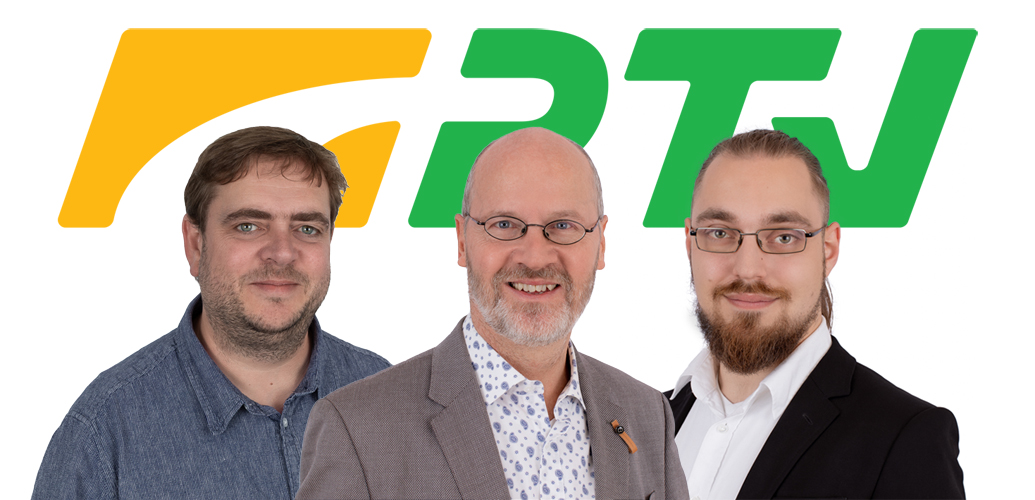 Die drei Abteilungsleiter der RTV vor dem Logoschriftzug der RTV
