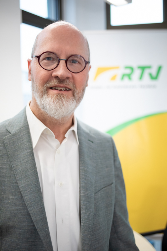 Andreas Remler, Geschäftsführer der RTV_4 Der Geschaftsführer der RTV steht vor einem Banner der RTV