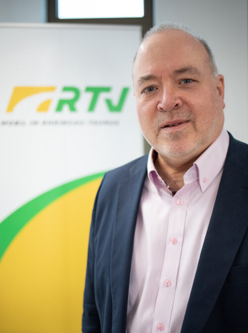 Arno Brandscheid, Vorsitzender der Geschäftsführung der RTV_3 Arno Brandscheid, Vorsitzender der Geschäftsführung der RTV vor dem Banner der RTV.