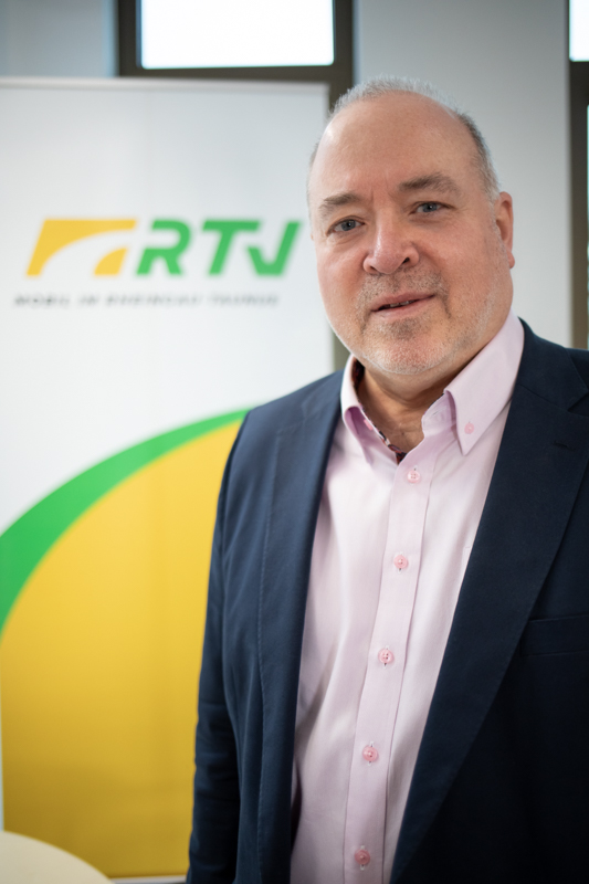 Arno Brandscheid, Vorsitzender der Geschäftsführung der RTV_3 Arno Brandscheid, Vorsitzender der Geschäftsführung der RTV vor dem Banner der RTV.
