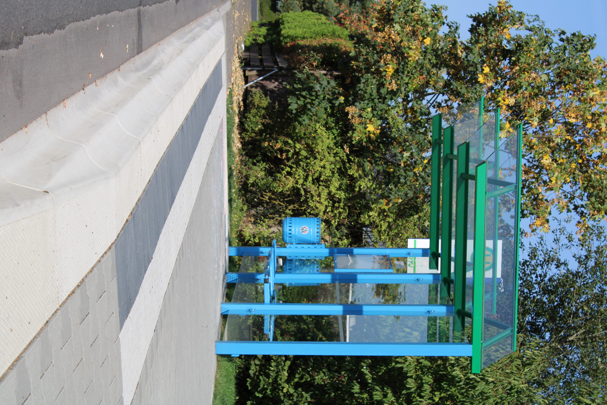 Barrierefreie Haltestelle Barrierefrei ausgebaute Haltestelle u.a. mit abgesenktem Bordstein