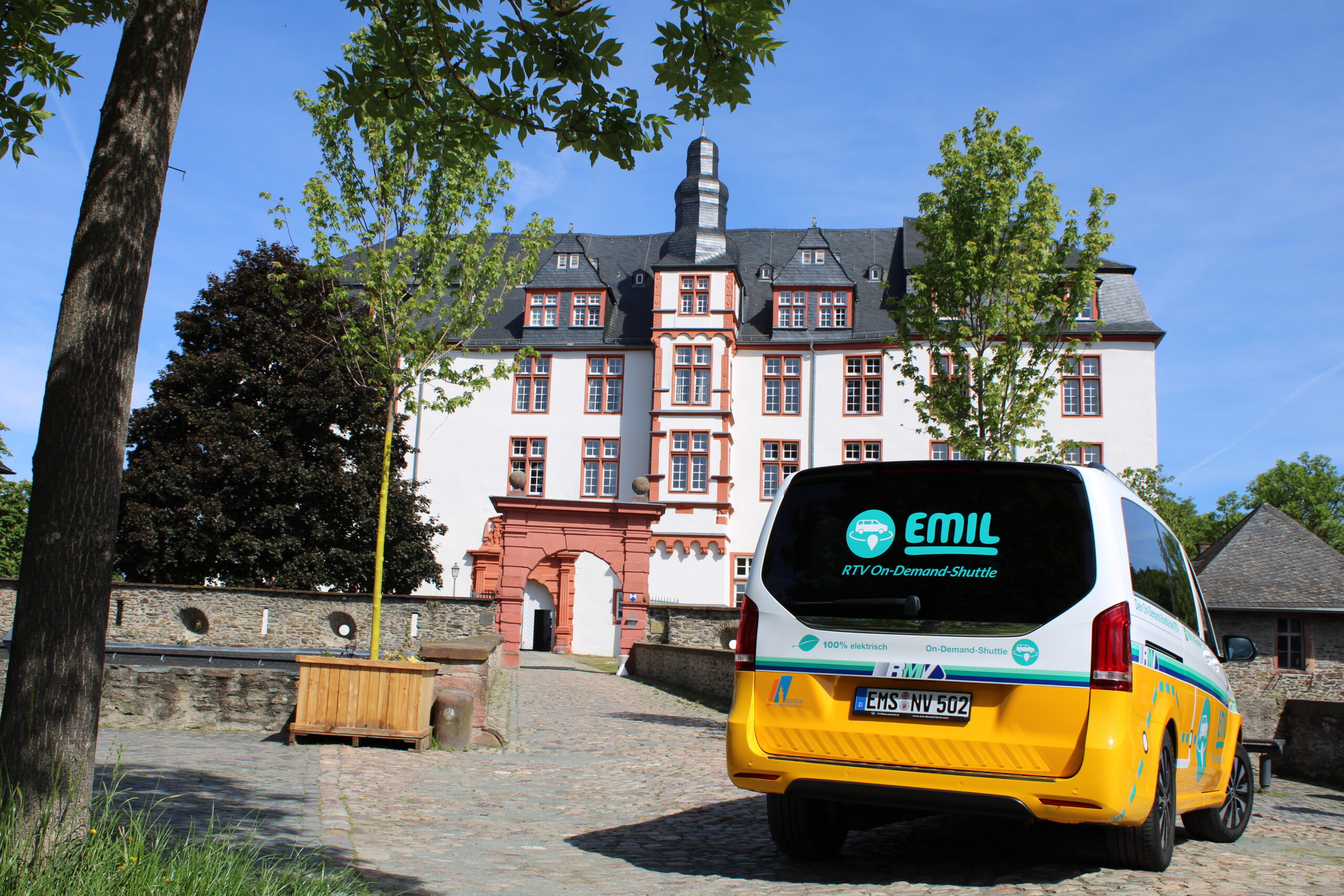 EMIL vor dem Idsteiner Schloss Taunussteiner EMIL hintere ANsicht vor dem Idsteiner Schloss