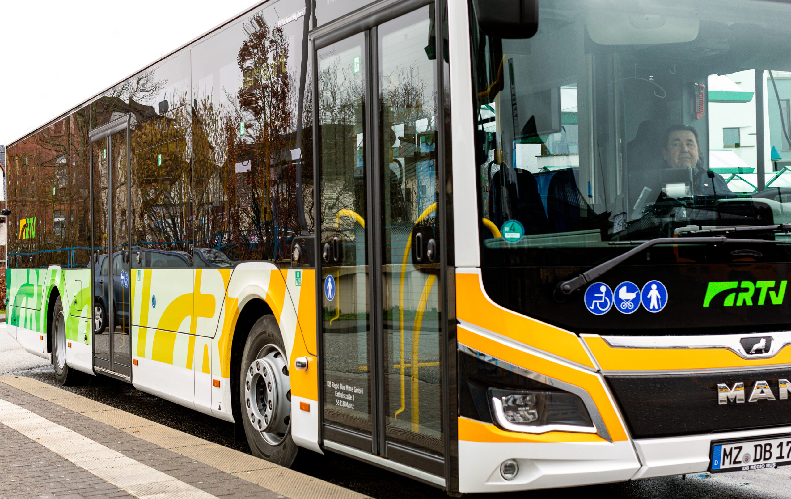 Linienbus der RTV im neuen Design von schräg vorne Linienbus im RTV-Design