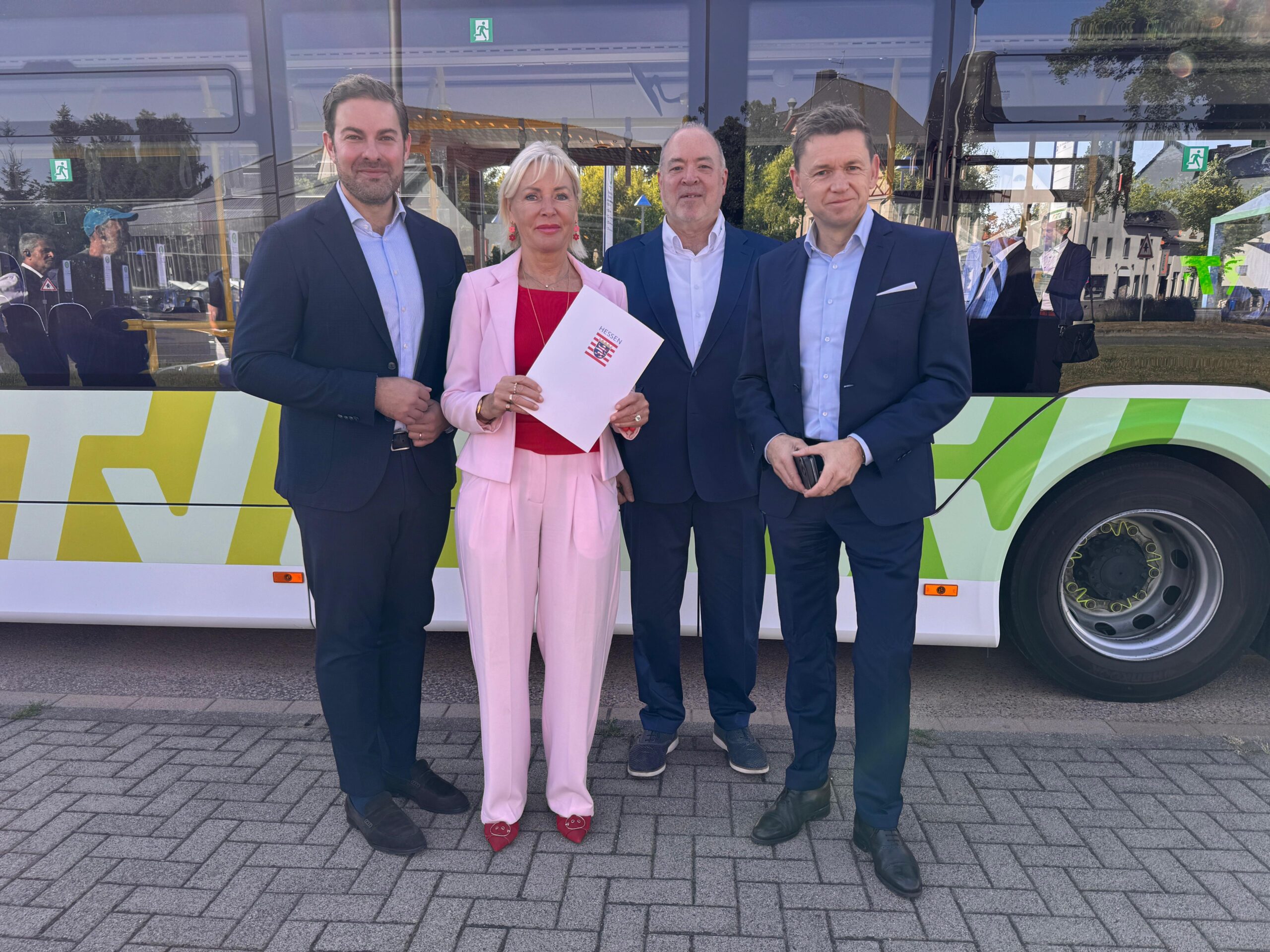 Übergabe Förderbescheid Starke Heimat Hessen Übergabe eines Förderbescheids zum Thema "Starke Heimat Hessen". Die hessische Digitalministerin Prof. Dr. Kristina Sinemus übergibt den Bescheid der RTV.